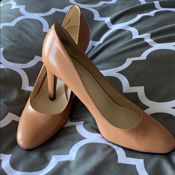 Beautiful nude heels.  Worn once. - Picture 1 of 5